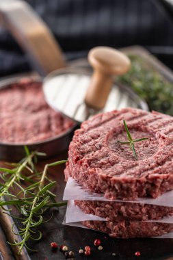 Biberiye tuzu ve biberiyeli taze çiğ biftek köfteleri kesim tahtasında et şeklinde yapılır..