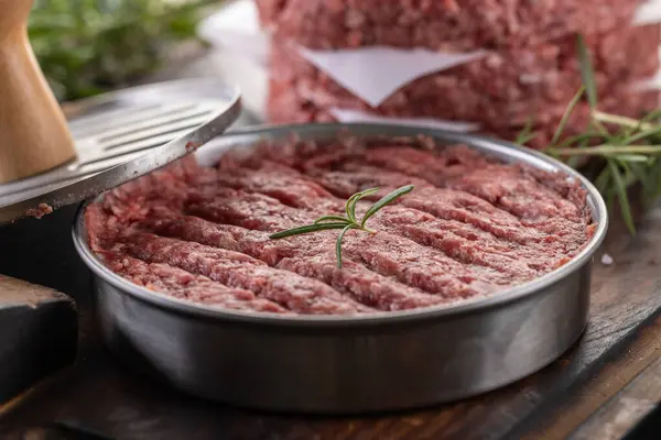 Köttbiffar Färska Malda Med Rosmarinsalt Och Peppar Form Kött Skärbräda Stockbild