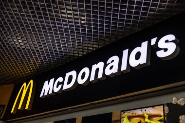 Haziran. 19 yaşında. 2024 - Kosice, Slovakya: Mc Donalds ışık panosu veya afişi şirketlerinin alışveriş merkezindeki faaliyetlerinin üzerinde. 