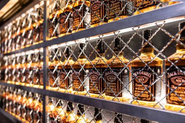 Siofok, Macaristan. Temmuz 08. 2024. Bar tezgahında bir barda ya da gece barında Jack Daniels şişeleri vardı..