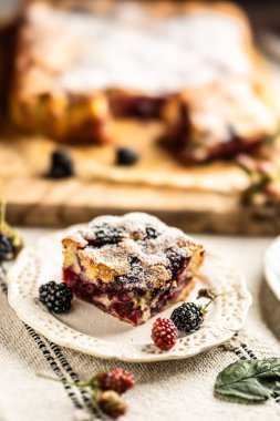 Böğürtlen, un ve yumurtadan yapılmış taze ve sıcak böğürtlenli kek. Vejetaryen meyveli kek..