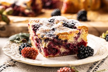 Böğürtlen, un ve yumurtadan yapılmış taze ve sıcak böğürtlenli kek. Vejetaryen meyveli kek..