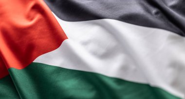 Filistin bayrağı rüzgarda dalgalanıyor..