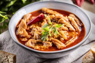 Et işkembe ve baharattan yapılmış lezzetli çorba ya da güveç. Baharatlı ve aromatik işkembe çorbası biberli ve ekmekle servis ediliyor..