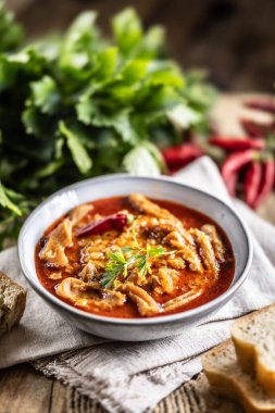 Et işkembe ve baharattan yapılmış lezzetli çorba ya da güveç. Baharatlı ve aromatik işkembe çorbası biberli ve ekmekle servis ediliyor..