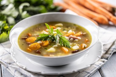 Arpa tarlasından yapılmış çorba, tütsülenmiş domuz boynu, patates ve sebze kökü..