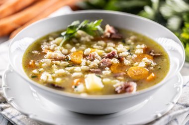 Arpa tarlasından yapılmış çorba, tütsülenmiş domuz boynu, patates ve sebze kökü..