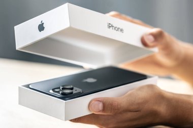 Prag Çek Cumhuriyeti: Eylül - 09 - 2024: Apple Store 'da bir müşteri yeni iPhone akıllı telefonunu bir kutuda tutuyor.