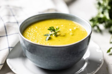 Mavi kasede sağlıklı kremalı sebze çorbası..