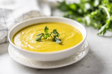 Beyaz kasede sağlıklı kremalı sebze çorbası..