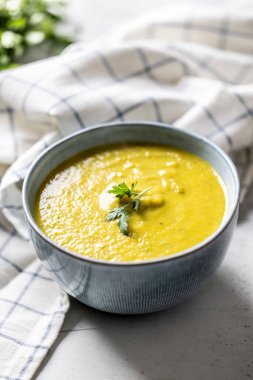 Mavi kasede sağlıklı kremalı sebze çorbası..