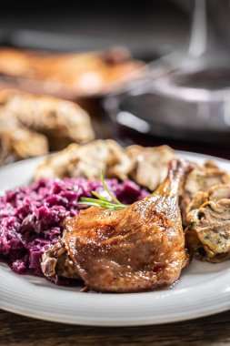 Kızartma kısmı ördek bacak kırmızı lahana ev yapımı köfte arka plaka ve kırmızı şarap.