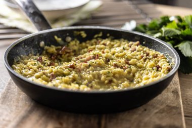 Pancetta, parmesan ve maydanozlu İtalyan pilavı..