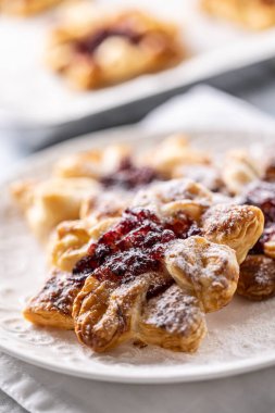 Çilek reçelli pudra şekerli elmalı pudra şekerli tatlı hamur tatlısı..