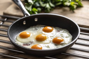 Tepside İngiliz kahvaltısı. Maydanozlu jambon ve yumurta..