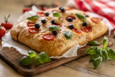 Focaccia - Domatesli İtalyan ekmeği fesleğen, zeytin ve zeytin yağı.