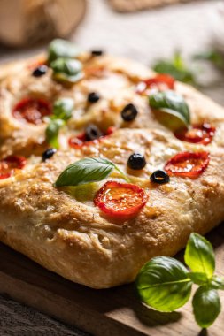 Focaccia - Domatesli İtalyan ekmeği fesleğen, zeytin ve zeytin yağı.