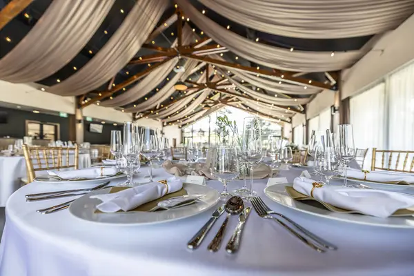 Düğün hazırlığı ve dekore edilmiş masalar modern bir ahşap tavanlı performans salonunun güzel bir iç mekanı..