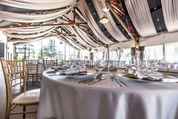 Düğün hazırlığı ve dekore edilmiş masalar modern bir ahşap tavanlı performans salonunun güzel bir iç mekanı..