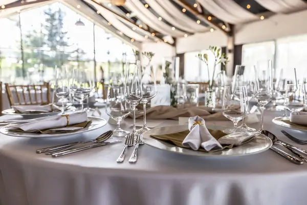 Düğün hazırlığı ve dekore edilmiş masalar modern bir ahşap tavanlı performans salonunun güzel bir iç mekanı..