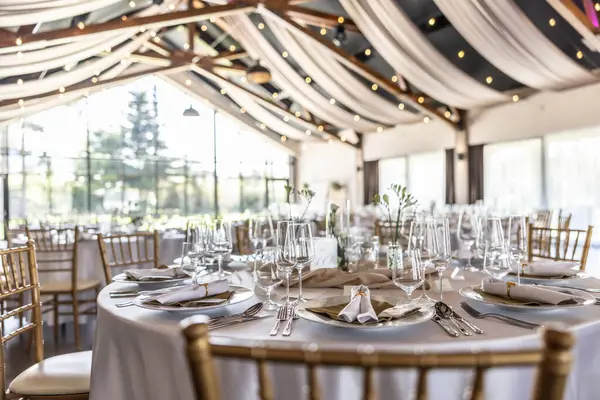 Düğün hazırlığı ve dekore edilmiş masalar modern bir ahşap tavanlı performans salonunun güzel bir iç mekanı..