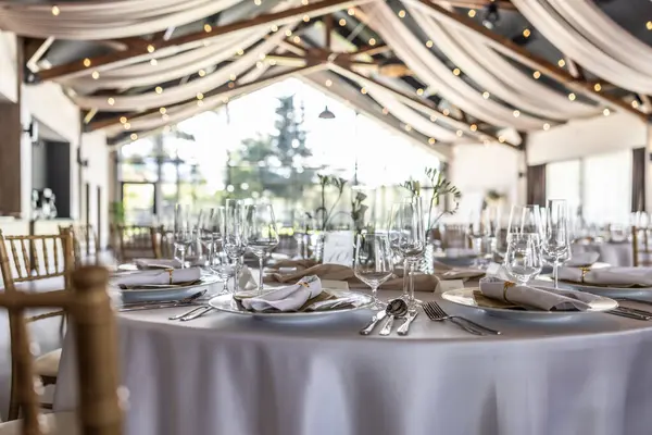 Düğün hazırlığı ve dekore edilmiş masalar modern bir ahşap tavanlı performans salonunun güzel bir iç mekanı..