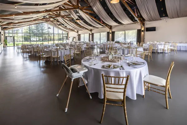 Düğün hazırlığı ve dekore edilmiş masalar modern bir ahşap tavanlı performans salonunun güzel bir iç mekanı..