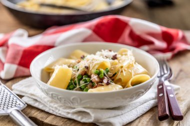 Tipik İtalyan pastırmalı Calamarata, taze bezelye ve parmesan peyniri..