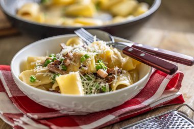 Tipik İtalyan pastırmalı Calamarata, taze bezelye ve parmesan peyniri..