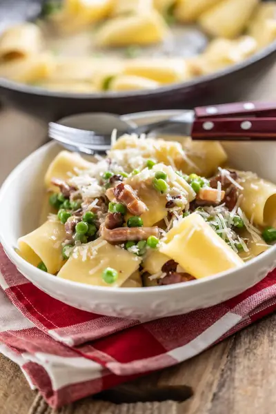 Tipik İtalyan pastırmalı Calamarata, taze bezelye ve parmesan peyniri..