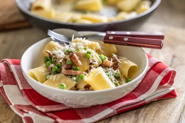 Tipik İtalyan pastırmalı Calamarata, taze bezelye ve parmesan peyniri..
