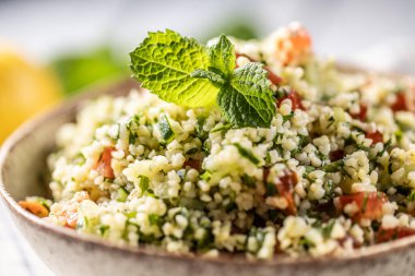 Bulgur, maydanoz, salatalık, domates, kişniş, sarımsak, nane ve diğer malzemelerle geleneksel Tabouleh salatası..