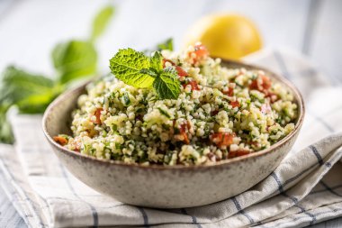 Bulgur, maydanoz, salatalık, domates, kişniş, sarımsak, nane ve diğer malzemelerle geleneksel Tabouleh salatası..
