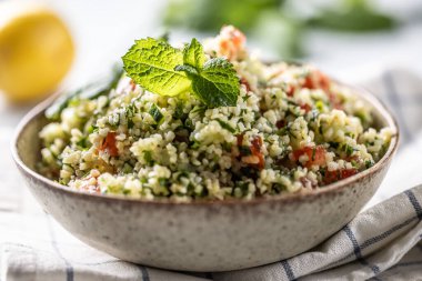 Bulgur, maydanoz, salatalık, domates, kişniş, sarımsak, nane ve diğer malzemelerle geleneksel Tabouleh salatası..