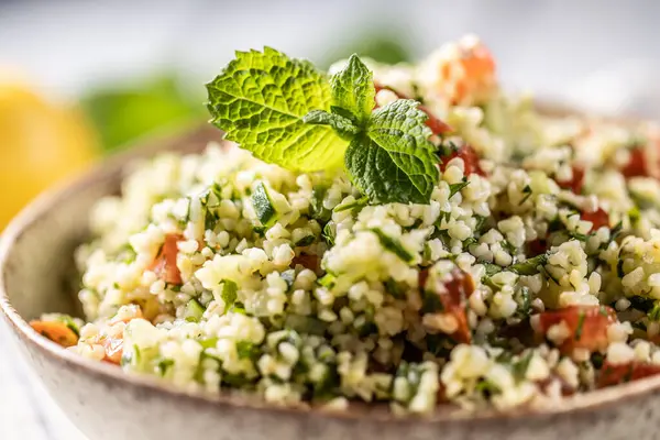 Bulgur, maydanoz, salatalık, domates, kişniş, sarımsak, nane ve diğer malzemelerle geleneksel Tabouleh salatası..
