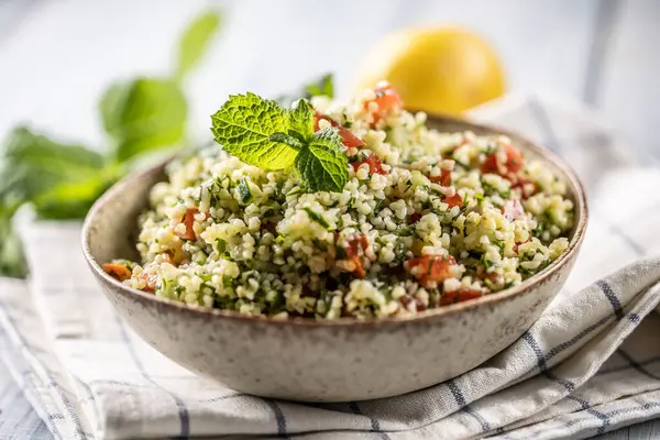 Bulgur, maydanoz, salatalık, domates, kişniş, sarımsak, nane ve diğer malzemelerle geleneksel Tabouleh salatası..