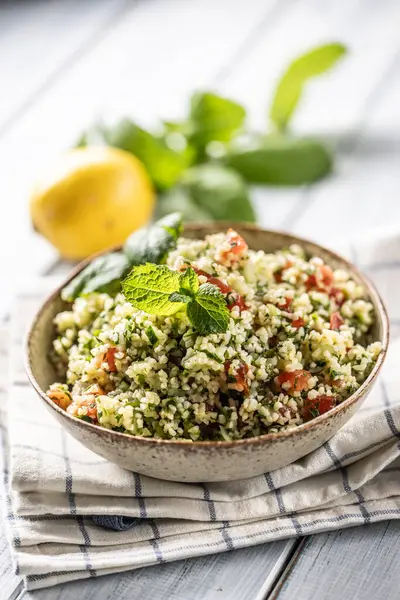 Bulgur, maydanoz, salatalık, domates, kişniş, sarımsak, nane ve diğer malzemelerle geleneksel Tabouleh salatası..