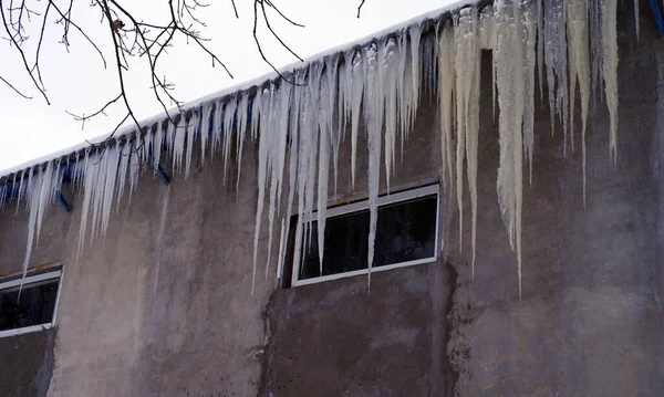Πολλοί Μεγάλοι Πάγοι Κρέμονται Από Την Οροφή Του Παλιού Κτιρίου — Φωτογραφία Αρχείου