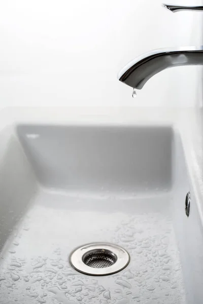 Droppe Rent Vatten Droppar Från Kranen Selektiv Inriktning — Stockfoto