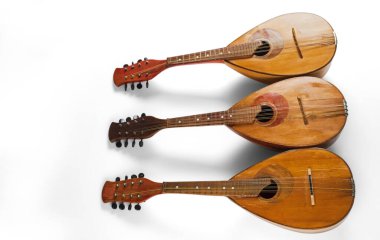 Beyaz arka planda üç mandolin izole edilmiş. Barok telli müzik aleti.