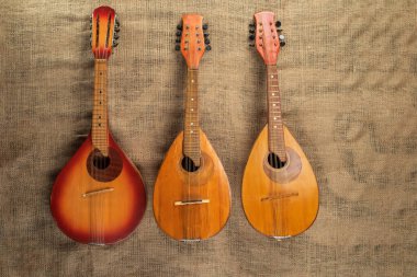 Üç eski mandolin kaba çuval bezi dokusunda. 