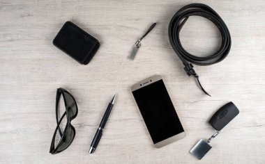 Ağartılmış meşe bir doku ile yüzeyde erkek aksesuarlar.