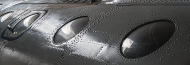 Aracın gövdesinde bir sürü lombozlar var. Perçin sıralı metal dokular. Seçici odak.