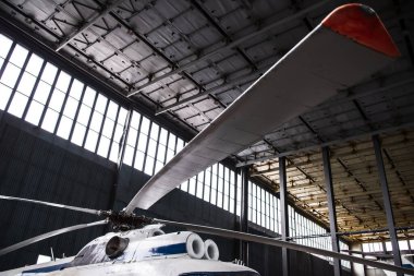 Hangarda çift türbinli helikopter Mi-8 var. Seçici odaklanma. Pervaneler, türbinler ve kokpit