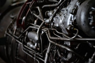 Çeşitli iletişim ve kontrol organlarına sahip karmaşık bir mekanik kümenin parçası. Motor parçası var. Seçici odak.  