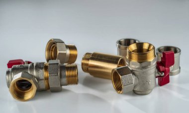 Pirinç köşeli top valfi ve çeşitli pirinç ve paslanmaz çelik tesisatlar montaj ve parçalanmış.