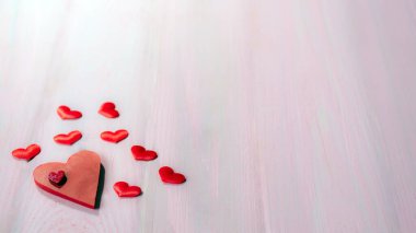 Pembe arka planda kırmızı kalplerin deseni. Neşeli arkaplan.