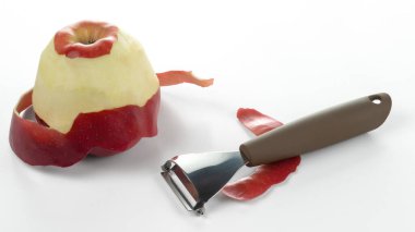 Meyve ve sebzeleri soyulmuş elmayla temizlemek için bıçak. Beyaz arkaplanda izole.