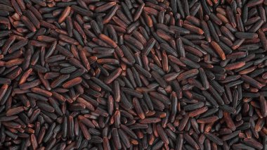 Siyah pirinç tanelerinin yüzeyinin dokusu.. 