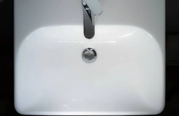 Ein Strahl Sauberen Wassers Fließt Aus Einem Wasserhahn Ein Weißes — Stockfoto